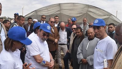 محافظ الفيوم ومدير منظمة الفاو يتفقدان مشروع الممارسات الزراعية الجديدة بمركز يوسف الصديق