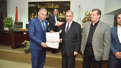 محافظ أسيوط يعلن الموافقة على تخصيص أراضي لإقامة جمعية زراعية ومحطة صرف صحي بالبدارى وسجل مدنى بأبوتيج