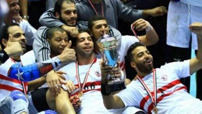 رئيس الزمالك يهنئ لاعبى اليد للتتويج بالسوبر الأفريقى للمرة السادسة