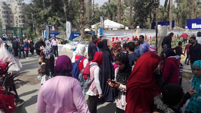 اقبال كثيف من المواطنين على معرض زهور الربيع بحديقة الأورمان بالجيزة ..صور