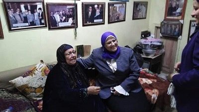 هناء سرور في منزل اول رائده ريفيه بمصر لاجراء تحليل فيروس سي لها