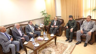 ابوستيت يبدأ زيارته لاسيوط بلقاء المحافظ لبحث التنمية الزراعية