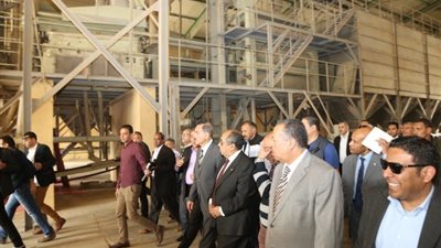 وزير الزراعة ومحافظ اسيوط يتفقدان محطة غربلة التقاوي ببني غالب