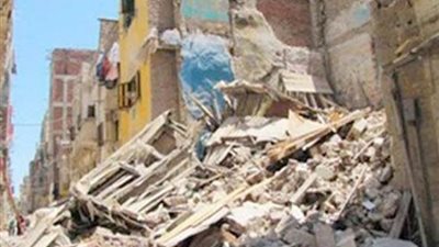 النيابة تعاين آثار العقارين المنهارين بالاسكندرية