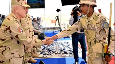 رئيس أركان حرب القوات المسلحة يشهد إحدى مراحل المناورة 