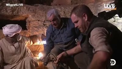 زاهي حواس يفتتح مقبر عائلية عمرها 3000 سنة.. صور