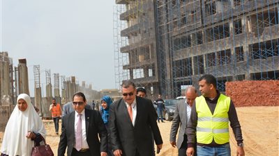 رئيس جامعة بورسعيد يتفقد المرحلة الثانية لمستشفى جامعة بورسعيد