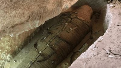 زاهى حواس يكشف النقاب عن مومياء عمرها 2500 سنة