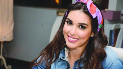 ياسمين صبرى بفستان احمر على الافيش الدعائى لمسلسلها الجديد .. صور
