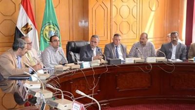 محافظ الإسماعيلية يستعرض المشاركة في الاستفتاء الدستوري مع رموز العائلات
