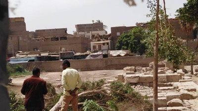 إنهيار جزء من السور الشرقى لمعبد أرمنت الحيط جنوب غرب الأقصر