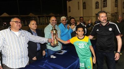 تتويج فريق نادى حدائق الآهرام تحت 7002 بطلا لكأس منطقة الجيزة.. صور