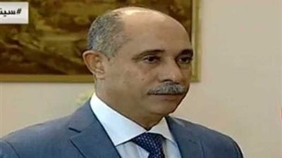 جولة مفاجئة لوزير الطيران بمطار القاهرة