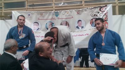 رئيس جامعة قناة السويس يكرم الفائزين فى بطولة الشهيد الرفاعى