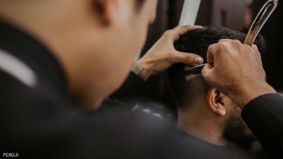 ينتقم من الحلاق بقص شعره .. ويثير الجدل بفيديو