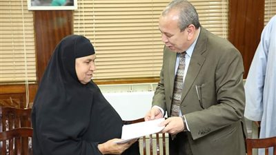 محافظ كفرالشيخ يسلم ٧عقود تقنين أراضي أملاك الدولة للمستفيدين من المواطنين
