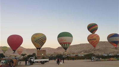 20 بالونا فى سماء الأقصر على متنها 450 سائحا
