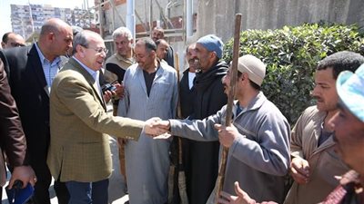 محافظ كفر الشيخ يتفقد الخدمات بشوارع العاصمة .. ويشكر عمال النظافة لجهودهم