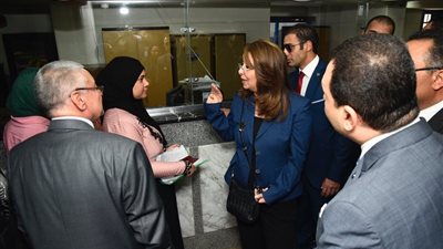 والي تتفقد تطوير فروع بنك ناصر بالمنيا.. صور