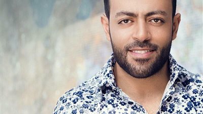 تامر عاشور يشعل الانستجرام بطفله الأول