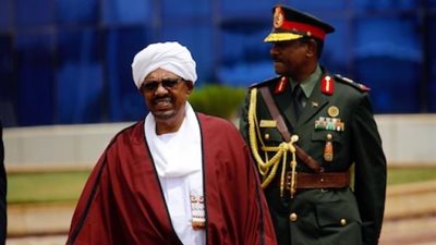 أول رد من المجلس العسكرى بالسودان على تسليم المعزول البشير للخارج