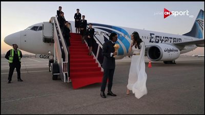 لحظة وصول كأس الأمم الافريقية إلى مصر.. صوروفيديو