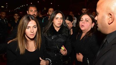 بالصور.. الحزن يسيطر على أسرة الفنان سمير غانم