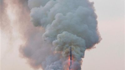 انهيار سقف والبرج التاريخى فى حريق كاتدرائية نوتردام بباريس