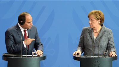 السيسى يبحث مع ميركل عدد من الملفات الإقليمية