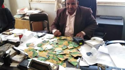 محافظ أسيوط: ضبط 550 بطاقة تموينية بحوزة صاحب مخبز بمنفلوط