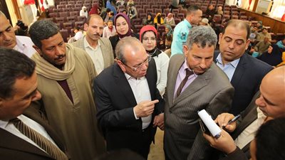 محافظ كفرالشيخ يلتقى بعدد من المواطنين ويستمع لطلباتهم..ويكلف بالحل العاجل والفورى لمشاكلهم