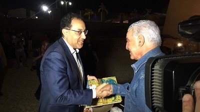 زاهى حواس يهدى نسخة من 