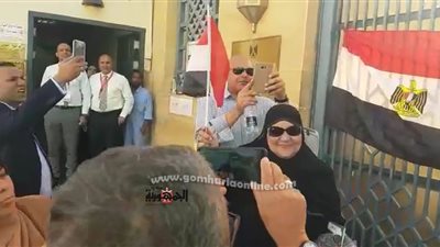 بالفيديو أبناء الجالية المصرية : احنا معاك ياسيسى بالعربى والانجليزى