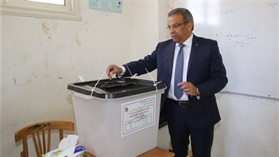 رئيس البريد يدلى بصوته فى الاستفتاء بالتجمع الخامس