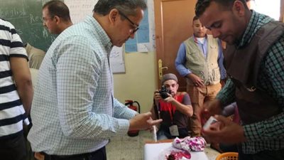 وزير الاثار يدلى بصوته فى وادى الملكات بالاقصر