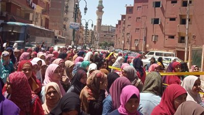 اتوبيسات لنقل طلاب جامعة أسيوط للادلاء باصواتهم بلجنة الوافدين