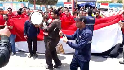 بالفيديو..بالطبل والرقص اهالى العاشر يشاركون فى التصويت على الدستور
