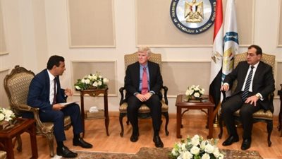 الملا يبحث مع مسئولى شركتى 