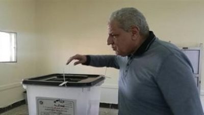 محلب يدلى بصوته فى مدرسة حدائق المعادى القومية