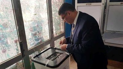 رئيس جهاز القاهرة الجديدة يدلى بصوته فى الإستفتاء.. بالصور