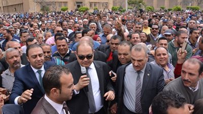 محافظ الغربية ادلى بصوته فى غزل المحلة ويقود مسيرة شعبية للمشاركة فى عرس الديمقراطية.. صور وفيديو