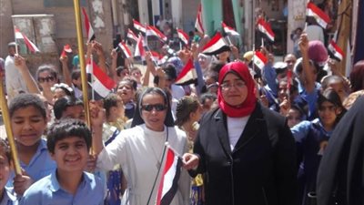 امانة المرأة بمستقبل وطن تنظم مسيرة بنقادة لحث المواطنين على المشاركة فى الاستفتاء