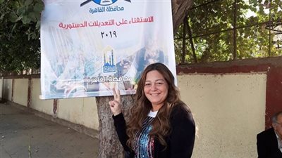 فاتن الحلو تدلى بصوتها فى التعديلات الدستورية فى عين شمس .. صور
