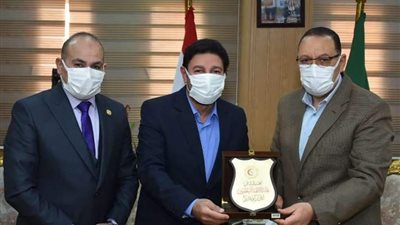 محافظ الشرقية يلتقى نقيب الأطباء البيطريين بمكتبه بالديوان العام