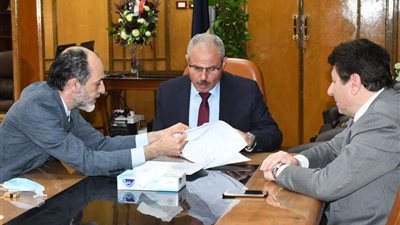 رئيس جامعة قناة السويس: إنشاء مركز للأورام بالمستشفى الجامعي