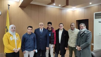 عميد طب بنى سويف يلتقى بالطلاب المؤلفين المشاركين بمعرض القاهره للكتاب