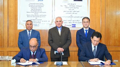 وزير الرى يشهد توقيع عقد تنفيذ مشروع إنشاء مجموعة قناطر ديروط الجديدة