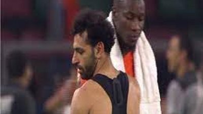 شاهد رد فعل محمد صلاح مع لاعبى الكاميرون بعد تأهل مصر للنهائى.. فيديو
