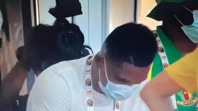رد فعل صامويل إيتو بعد سقوط الكاميرون أمام مصر.. فيديو