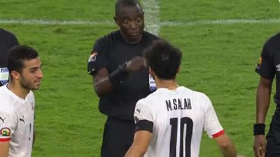 خبير تحكيمى يهاجم حكم مباراة مصر والكاميرون وينصف كيروش.. شاهد
